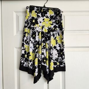 Flared hankerchief hem skirt